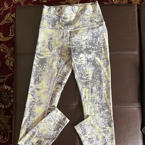 Wunder Train Gray/Yellow Cinder grain smoked spruce color pattern Leggings